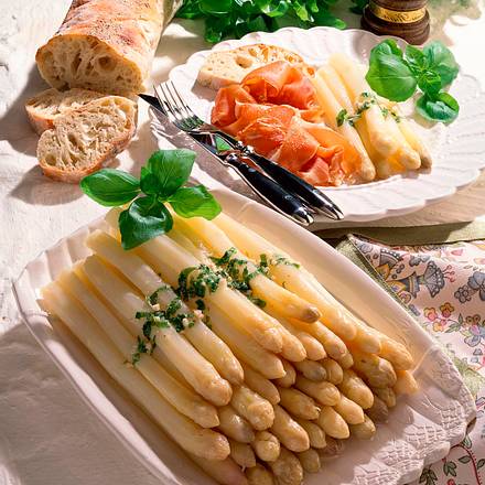 Stangenspargel mit Basilikum-Butter Rezept Stangenspargel mit Basilikum-Butter Rezept