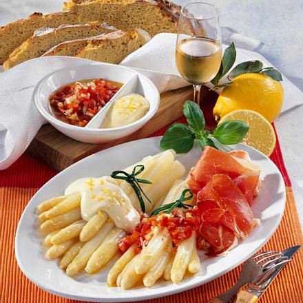 Stangenspargel mit zwei Soßen Rezept