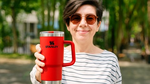 Stanley Tumbler FlowState 2.0 Chili-Rot - Foto: iStock / DALL-E 3