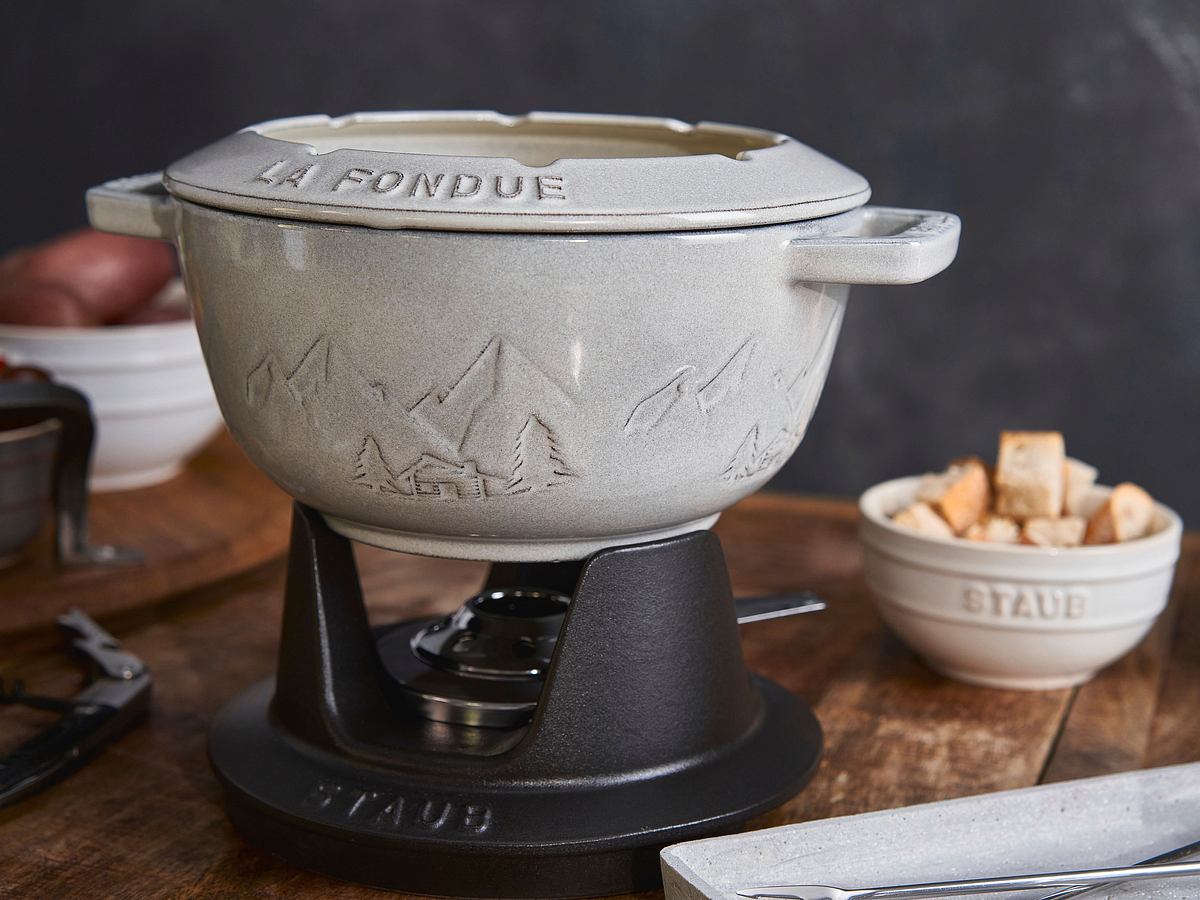 Staub Fondue-Set auf einem gedeckten Tisch