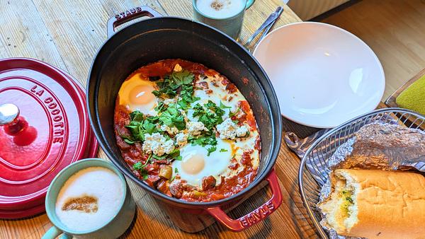 Shakshuka Staub Cocotte Bräter - Foto: LECKER.de/Emily Beckmann