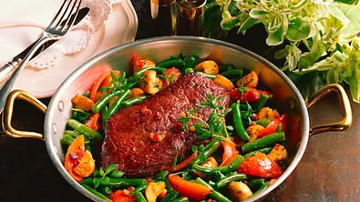 Steak auf Bohnengemüse Rezept - Foto: LECKER @ Bauer Media Group