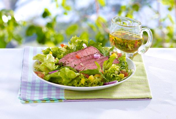 Steak auf sommerlichem Salat Rezept Steak auf sommerlichem Salat Rezept