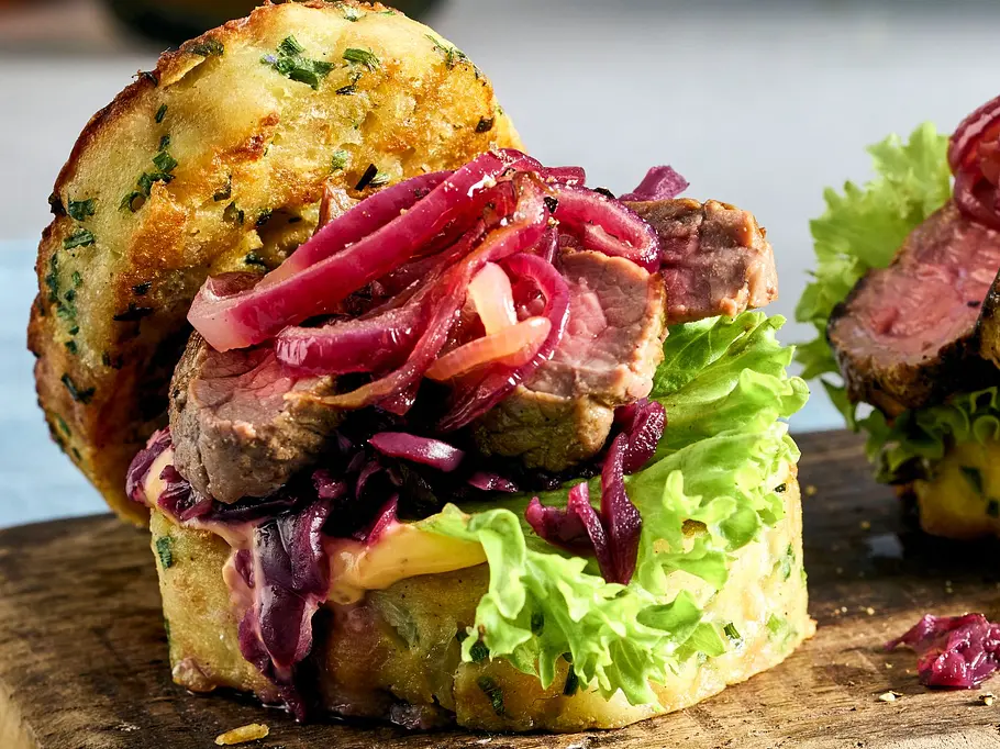 Steak-Burger im Knödel-Bun