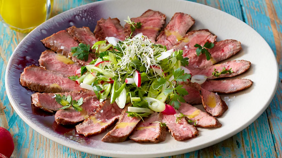 Steak-Carpaccio mit Radieschen-Topping Rezept - Foto: LECKER @ Bauer Media Group Steak-Carpaccio mit Radieschen-Topping Rezept - Foto: LECKER @ Bauer Media Group