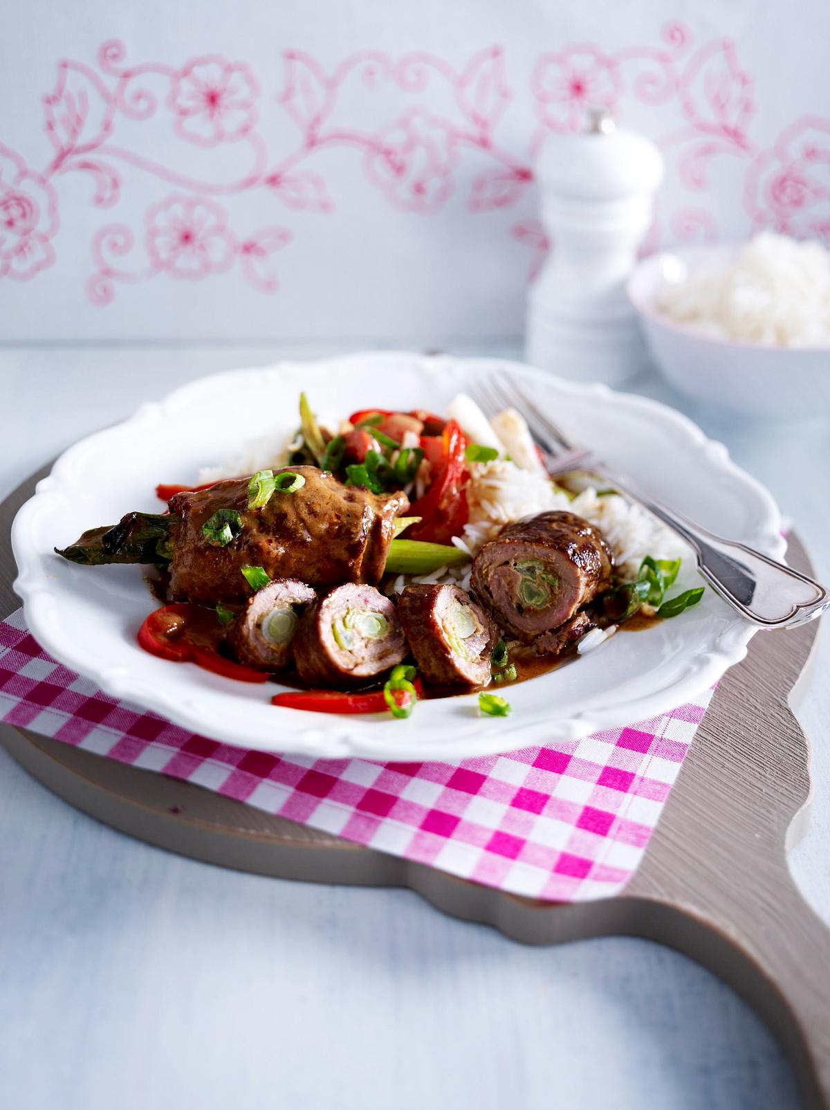 Steak-Erdnuss-Röllchen mit Lauchzwiebel-Paprika-Gemüse Rezept