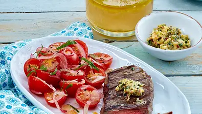 Steak mit Kirschtomatensalat Rezept - Foto: LECKER @ Bauer Media Group