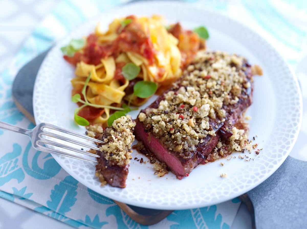 Steak mit Pfefferkruste und Ratatouille-Nudeln Rezept