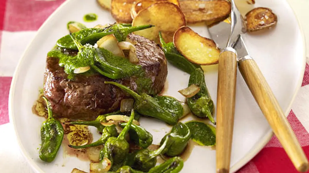 Steak mit Pimientos und Mojo verde Rezept - Foto: LECKER @ Bauer Media Group Steak mit Pimientos und Mojo verde Rezept - Foto: LECKER @ Bauer Media Group