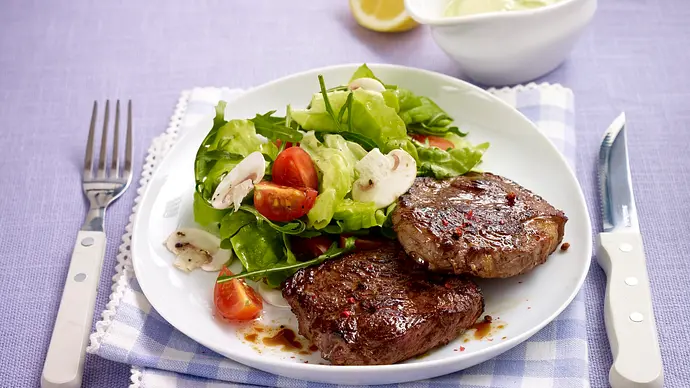 Steak mit Salat (Trennkost - Eiweiß) Rezept - Foto: LECKER @ Bauer Media Group