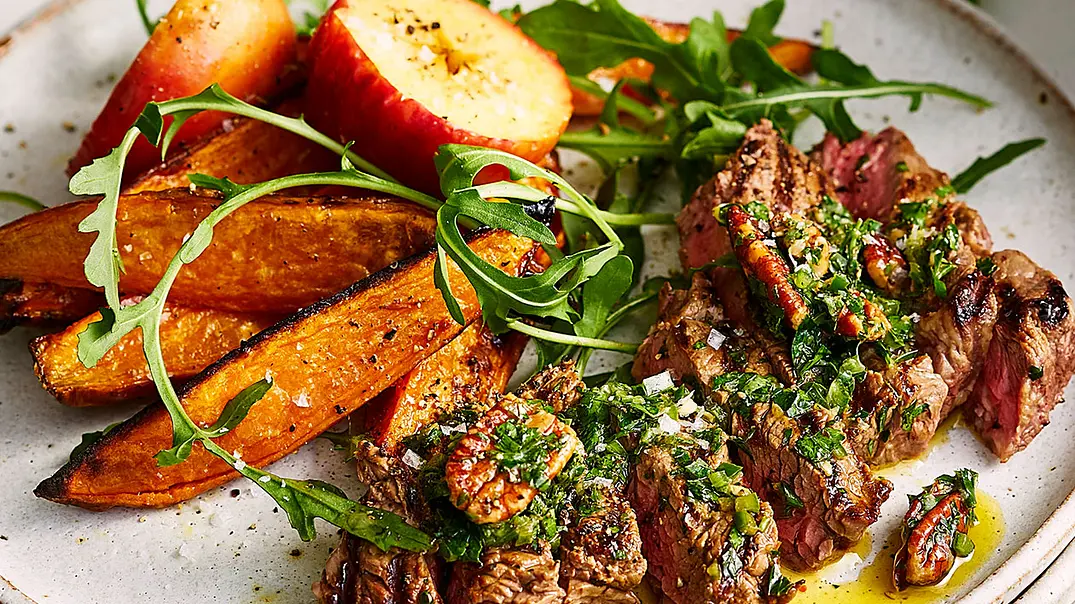 Steak mit Salsa Verde, Süßkartoffeln und Äpfeln Rezept - Foto: Are Media Syndication Steak mit Salsa Verde, Süßkartoffeln und Äpfeln Rezept - Foto: Are Media Syndication