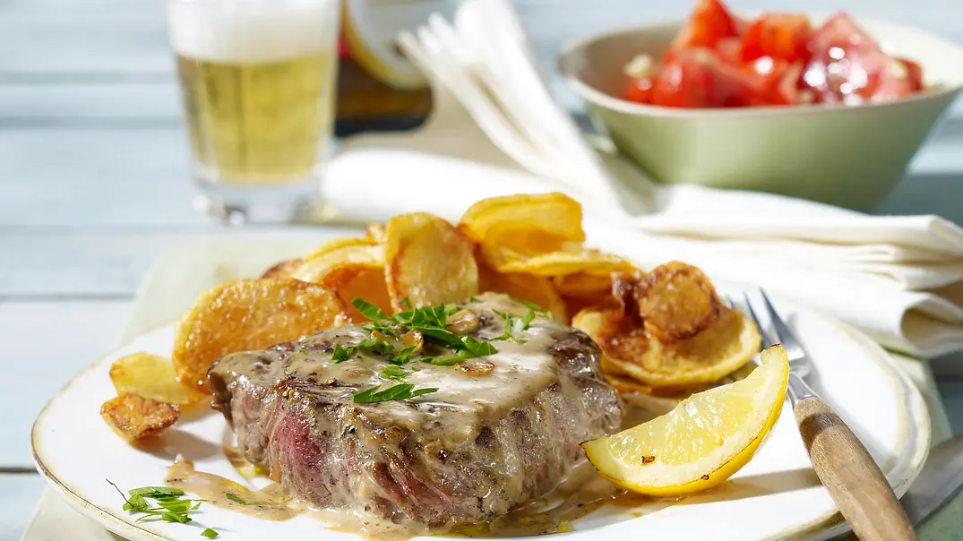 Steak nach Art der Lissaboner Cafés (Bifes à Café) Rezept - Foto: LECKER @ Bauer Media Group Steak nach Art der Lissaboner Cafés (Bifes à Café) Rezept - Foto: LECKER @ Bauer Media Group