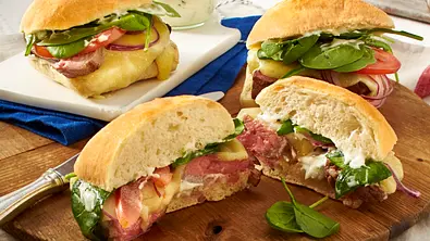 Steak-Sandwich mit Basilikum-Mayo Rezept - Foto: LECKER @ Bauer Media Group