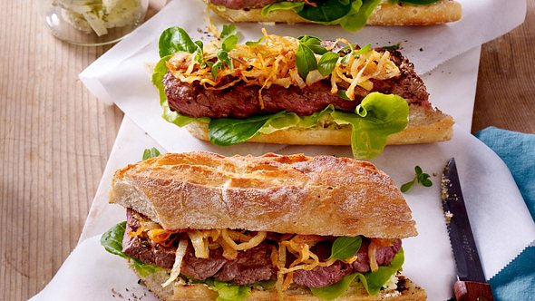 Steak-Sandwich mit gerösteten Zwiebeln Rezept - Foto: House of Food / Bauer Food Experts KG