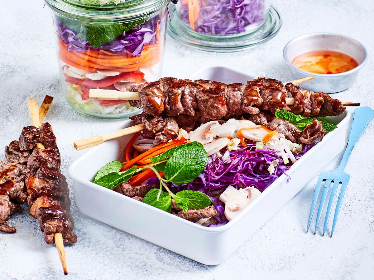 Steak-Spieße auf lila Coleslaw Rezept