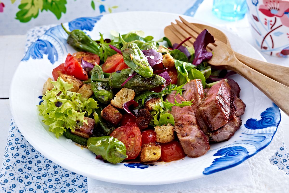 Steak zu Gemüsesalat mit Pimientos Rezept