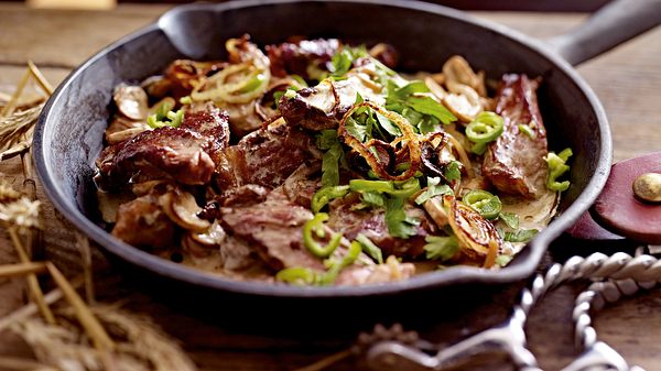 Steakpfanne mit Champignons und Peperoni Rezept - Foto: House of Food / Bauer Food Experts KG