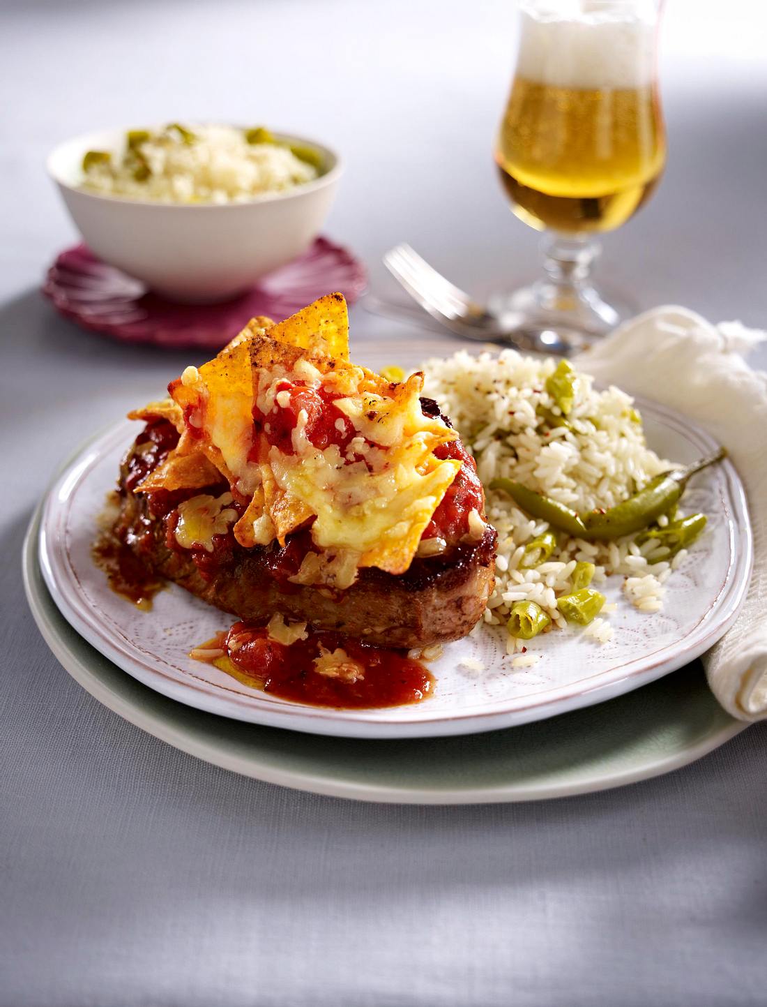 Steaks mit Tomaten-Nacho-Kruste und Peperonireis Rezept | LECKER