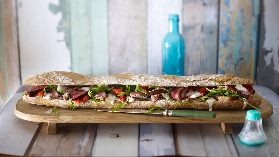 Steaksalat auf Baguette Rezept - Foto: LECKER @ Bauer Media Group Steaksalat auf Baguette Rezept - Foto: LECKER @ Bauer Media Group