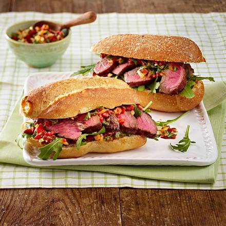 Steaksandwiches mit Salat und Salsa Rezept