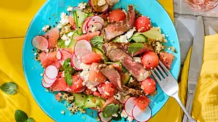 Steakstreifen auf Wassermelonen-Salat Rezept - Foto: LECKER @ Bauer Media Group Steakstreifen auf Wassermelonen-Salat Rezept - Foto: LECKER @ Bauer Media Group