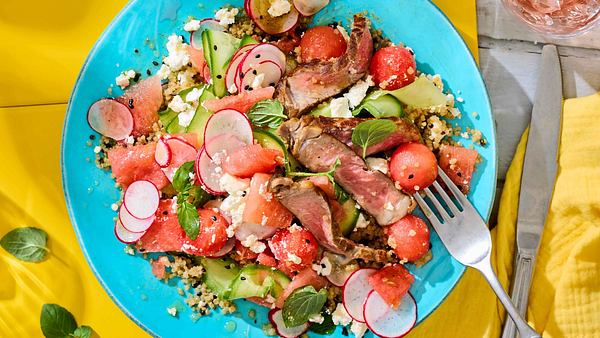 Steakstreifen auf Wassermelonen-Salat Rezept - Foto: House of Food / Bauer Food Experts KG