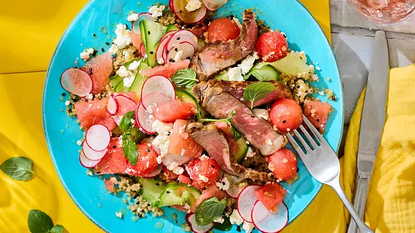 Steakstreifen auf Wassermelonen-Salat Rezept - Foto: LECKER @ Bauer Media Group Steakstreifen auf Wassermelonen-Salat Rezept - Foto: LECKER @ Bauer Media Group