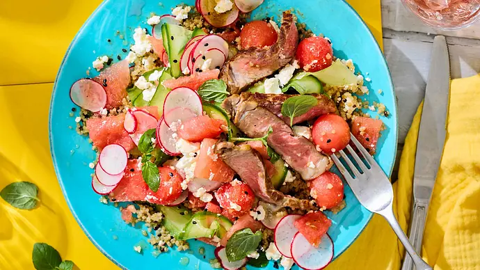 Steakstreifen auf Wassermelonen-Salat Rezept - Foto: LECKER @ Bauer Media Group