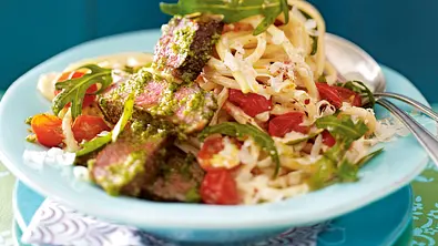 Steakstreifen in Pesto auf Bucatini Rezept - Foto: LECKER @ Bauer Media Group
