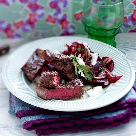 Steakstreifen mit Rote Bete-Zwiebelsalat und Meerrettichcreme Rezept Steakstreifen mit Rote Bete-Zwiebelsalat und Meerrettichcreme Rezept
