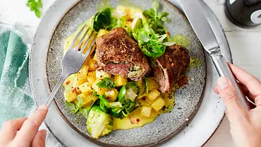 Steckrüben-Curry zu Steak-Involtini Rezept - Foto: LECKER @ Bauer Media Group Steckrüben-Curry zu Steak-Involtini Rezept - Foto: LECKER @ Bauer Media Group