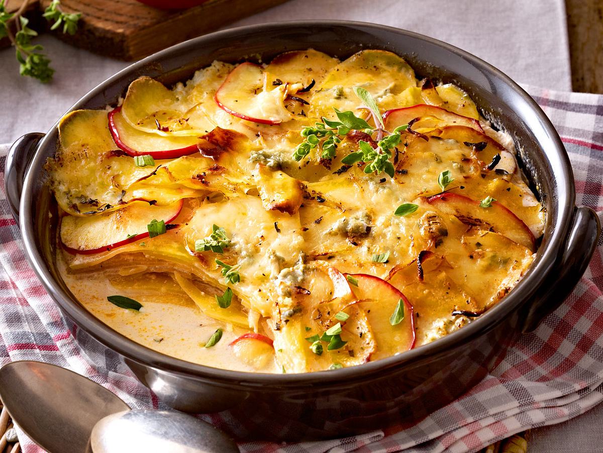 Steckrüben-Kartoffel-Gratin mit Apfelscheiben und Gorgonzola Rezept