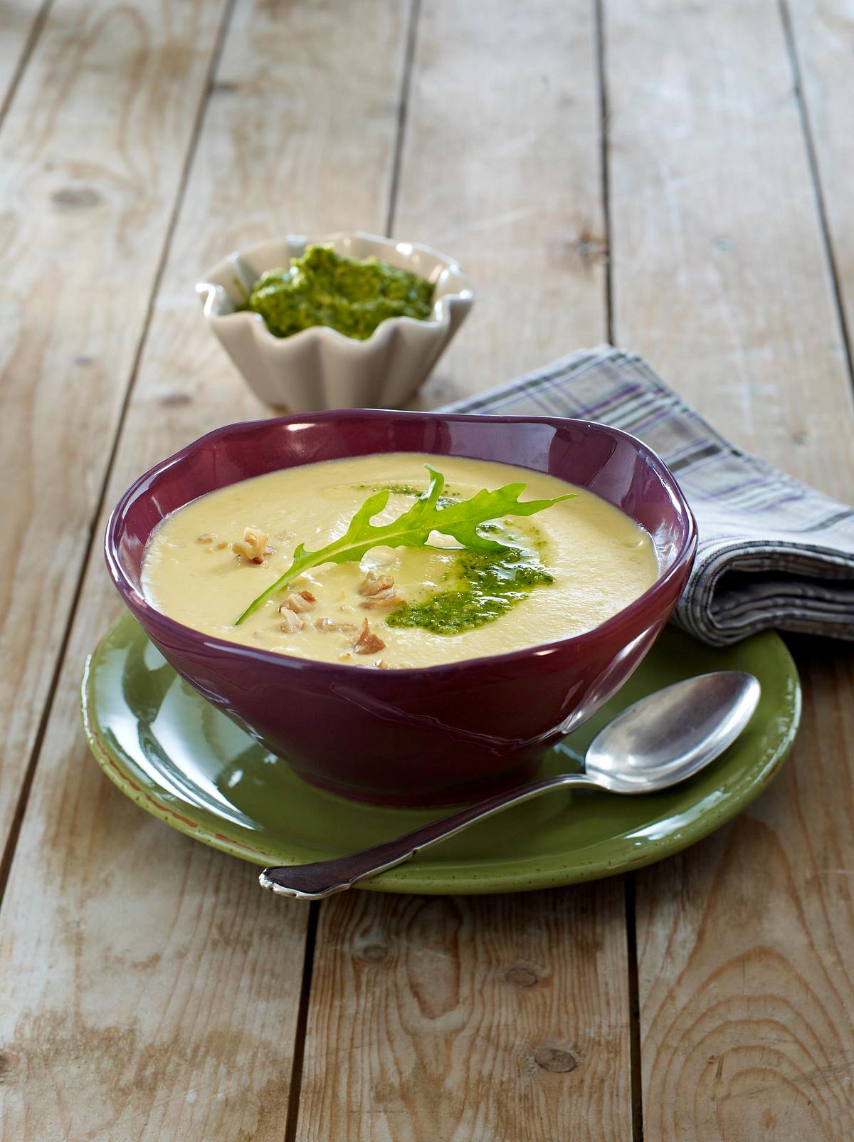 Steckrüben-Kartoffel-Suppe mit Walnusspesto Rezept