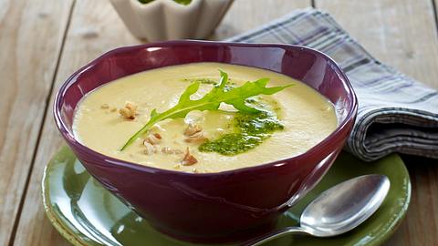 Steckrüben-Kartoffel-Suppe mit Walnusspesto Rezept - Foto: House of Food / Bauer Food Experts KG