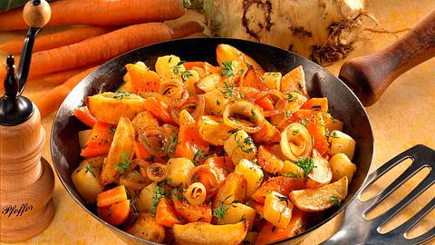 Steckrüben-Möhrenpfanne mit Röstkartoffeln Rezept - Foto: Först, Thomas