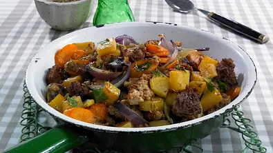 Steckrüben-Pfanne mit Hack Rezept - Foto: LECKER @ Bauer Media Group