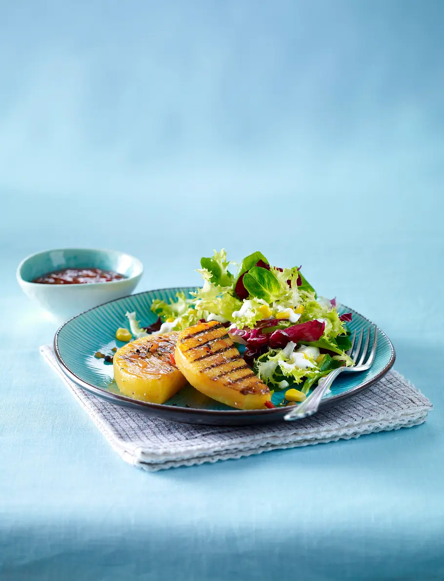 Steckrüben-Steaks mit Salsa und Salat Rezept Steckrüben-Steaks mit Salsa und Salat Rezept