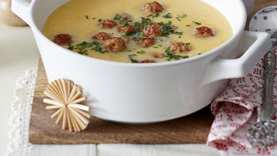 Steckrübencremesuppe mit ­Mettklößchen Rezept - Foto: House of Food / Bauer Food Experts KG