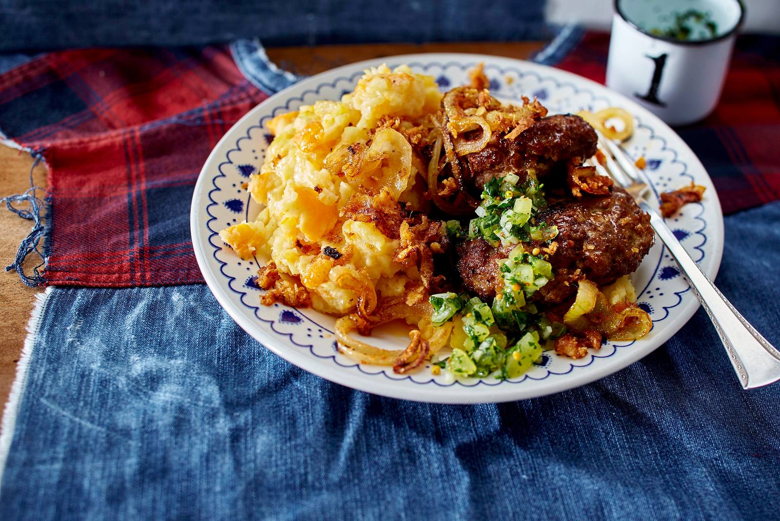 Steckrübenpüree mit Frikadellen und Gurken-Relish Rezept | LECKER