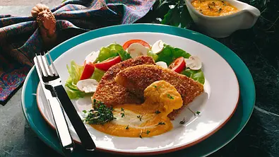 Steckrübenschnitzel mit Möhrensoße Rezept - Foto: LECKER @ Bauer Media Group