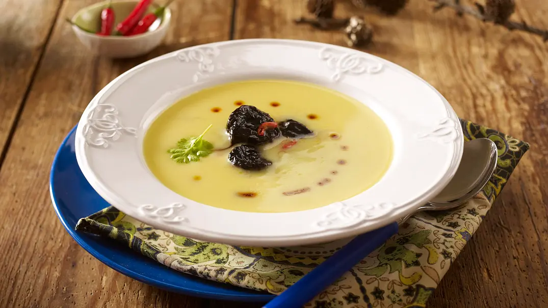 Steckrübensuppe mit Chili-Pflaumen Rezept - Foto: LECKER @ Bauer Media Group