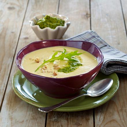 Steckrüben-Kartoffel-Suppe mit Walnusspesto Rezept