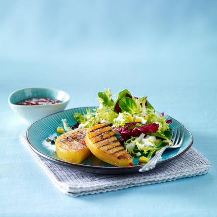 Steckrüben-Steaks mit Salsa und Salat Rezept Steckrüben-Steaks mit Salsa und Salat Rezept
