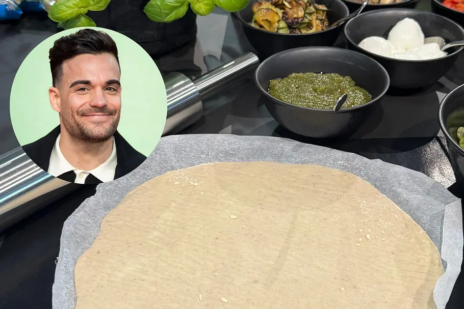 Stefano Zarrellas Rezept für High-Protein-Pizzateig mit Skyr Collage: Ein Pizzateigrohling daneben ein Nudelholz und Pizzazutaten. Links oben in der ecke ein Porträt von Stefano Zarella.