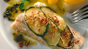 Steinbeißer mit Zucchini überbacken Rezept - Foto: LECKER @ Bauer Media Group Steinbeißer mit Zucchini überbacken Rezept - Foto: LECKER @ Bauer Media Group