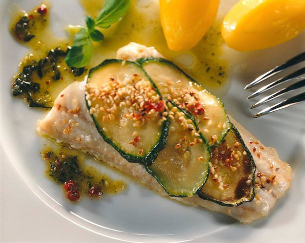Steinbeißer mit Zucchini überbacken Rezept | LECKER