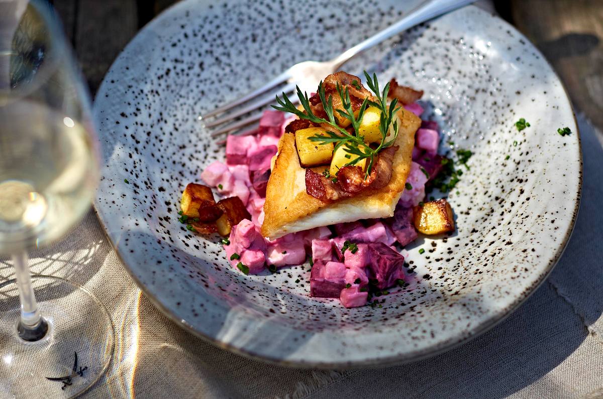 Steinbuttfilet mit lauwarmem Rote-Bete-Apfel-Salat und Kartoffel-Speckgröstel Rezept