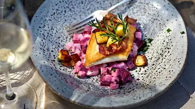 Steinbuttfilet mit lauwarmem Rote-Bete-Apfel-Salat und Kartoffel-Speckgröstel Rezept - Foto: LECKER @ Bauer Media Group