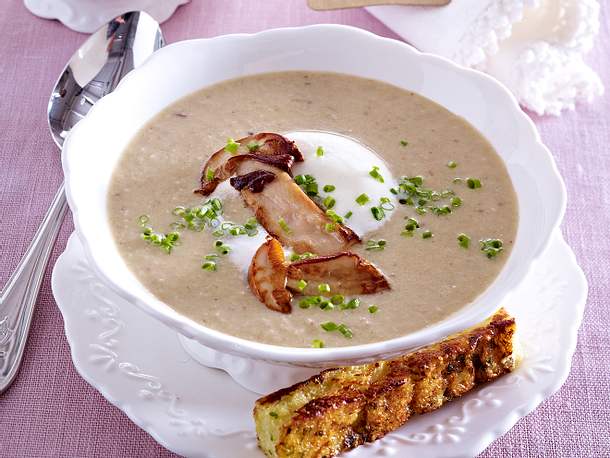 Steinpilz-Cremesuppe mit Brot-Käse-Chips Rezept | LECKER