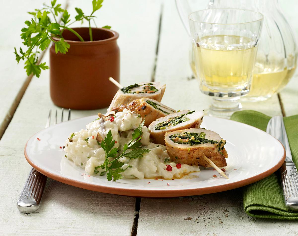 Steinpilzrisotto mit Petersilie zu gefüllten Involtinispießen mit Spinat und Speck Rezept